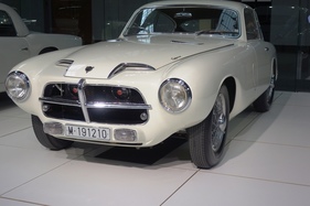 Pegaso Z 102 (1955) V8, 2.8 L Hubraum - mit Blinker am Kühlergrill - Pegaso-Sonderschau in der Autoworld Brüssel (2018/2019)