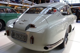 Pegaso Z 102 (1955) V8, 2.8 L Hubraum - mit Blinker am Kühlergrill - Pegaso-Sonderschau in der Autoworld Brüssel (2018/2019)