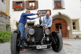 Penible Kontrolle vor Fahrtbeginn am Aston Vorkriegssportwagen - British Classic Car Meeting St. Moritz 2017 Penible Kontrolle vor Fahrtbeginn am Aston Vorkriegssportwagen - British Classic Car Meeting St. Moritz 2017