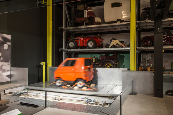 Per Lift werden die einzelnen Fahrzeuge hochgehoben, hier ist der Zagato Zele 1000 von 1974 an der Reihe - Sonderschau "Italo-Design 1968-1978 - Collezione Lopresto" im Verkehrshaus Luzern 2018