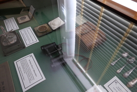 Persönliche Gegenstände von Frederick Henry Royce wie ein Fernglas mit Köcher und Medaillen