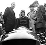 Peter Arundell steigt in den Lotus 22 - links kann man Colin Chapman erkennen