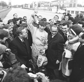 Peter Arundell und Lotus haben die Wette gewonnen - links von Arundell steht Colin Chapman und rechts Richard von Frankenberg