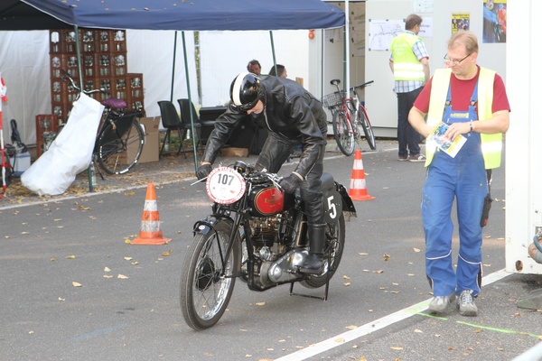 Peter Merkel startet seine Excelsior Manxmann OHC 1938 am Hamburg Stadtpark Revival 2014