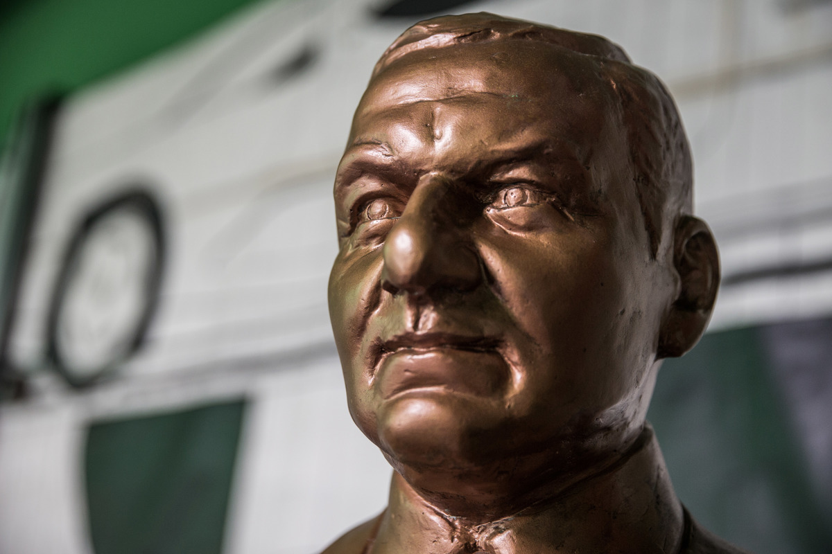 Peter Monteverdi lebte vom 7.6.1934 bis zum 4.7.1998 als Rennfahrer, Erfinder, Konstrukteur, Unternehmer, Designer, Museumsdirektor und Alleinherrscher über die Automobile Monteverdi AG in Binningen bei Basel.