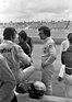 Peter Revson (mit dem Rücken zur Kamera) spricht mit Teamkollege und Rennfahrer Andrea de Adamich