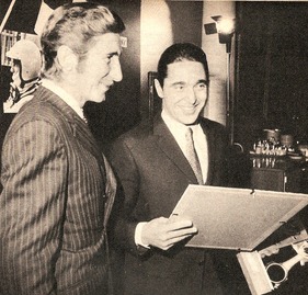 Peter Schetty bei der Ueberreichung der BP Racing Trophy mit Jo Siffert