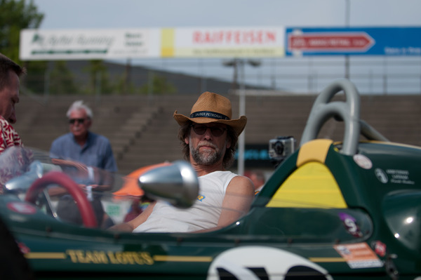 Peter Studer posiert ausgeruht neben seinem neuen Lotus 24 - Originalfahrzeug von Jo Siffert, der damit Solitude 1962 und 1963 bezwang. – Indianapolis in Oerlikon 2013