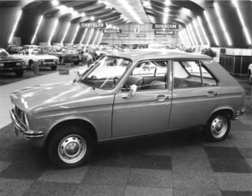 Peugeot 104 (1973) - vier Türen für den kompakten Wagen, günstige 8'975 Franken - am Genfer Automobilsalon von 1973