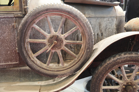 Peugeot 163 Fourgonnette (1922) - wurde beim Abbruch eines Gebäudes Lyoun im Jahr 2014 in diesem Zustand gefunden - Rétromobile 2015
