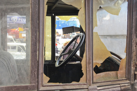 Peugeot 163 Fourgonnette (1922) - wurde beim Abbruch eines Gebäudes Lyoun im Jahr 2014 in diesem Zustand gefunden - Rétromobile 2015