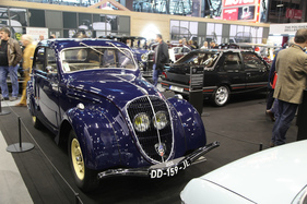 Peugeot 202 (1938) - Limousine mit den berühmten verborgenen Scheinwerfern - Rétromobile Paris 2020