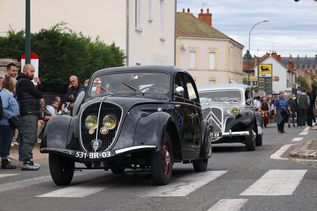 Peugeot 202 (1947) – Vollbeladen auf dem Weg nach Paris – Embouteillage de Lapalisse 2024
