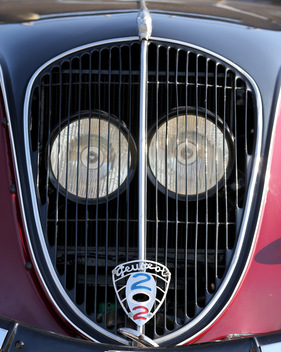 Peugeot 202 (1948) - die Scheinwerfer sind zentral hinter dem Kühlergitter angeordnet (1948)