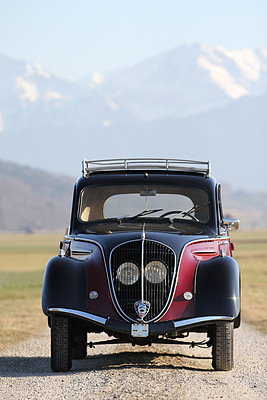 Peugeot 202 (1948) - die hinter dem Kühlergrill liegenden Scheinwerfer sind sein Markenzeichen