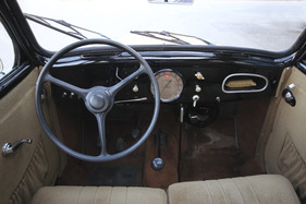 Peugeot 202 (1948) - ein grosses Zentralinstrumente gibt Auskunft über Geschwindigkeit und Technikzustand (1948)