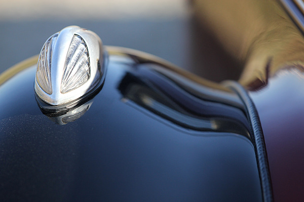 Peugeot 202 (1948) - kunstvolle Leuchteinheit vorne