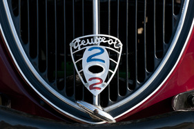 Peugeot 202 (1948) - schönes Typenzeichen, das Loch im "0" dient zum Einführen der Anlasserkurbel