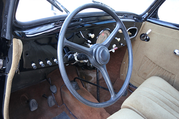 Peugeot 202 (1948) - viel unverkleidetes Blech, nicht alle Knöpfe sind beschriftet