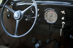 Peugeot 202 (1948) - viel unverkleidetes Blech, trotzdem elegant