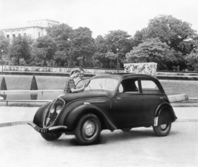 Peugeot 202 (1949) - 'Berline avec Toit Ouvrant' - mit Blick nach oben