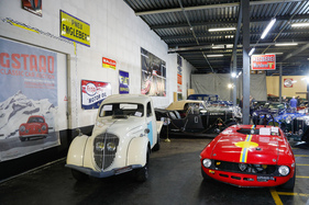 Peugeot 202 Camionette (1948) neben der Lancia Fulvia von 1973, die zur Barchetta umgebaut wurde - Versteigerung "Klassische Automobile & Motorräder" der Oldtimer Galerie in Toffen am 18. Oktober 2025