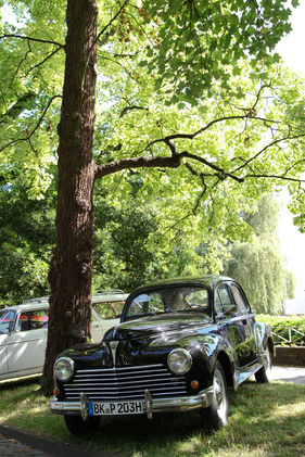 Peugeot 203 (1954) - schwarze Limousine unter Bäumen - 40. Oldtimer-Meeting Baden-Baden 2016 (1954)