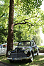Peugeot 203 (1954) - schwarze Limousine unter Bäumen - 40. Oldtimer-Meeting Baden-Baden 2016