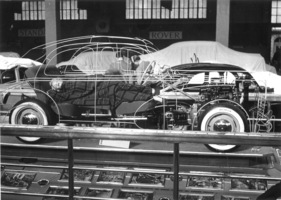 Peugeot 203 (1955) - die Schlafsitze sind dank Durchschitsmodell gut sichtbar - Genfer Automobilsalon 1955