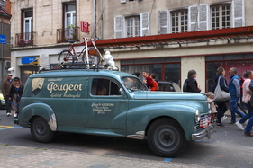 Peugeot 203 Fourgonnette (1955) – Peugeot auf zwei und vier Rädern – Embouteillage de Lapalisse 2024 (1955)