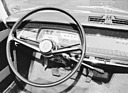 Peugeot 204 (1967) – Tacho bis 150 km/h, die der Wagen bei günstigen Bedingungen auch erreicht, Viergang-Lenkradschaltung, Schaltschema als Aufkleber an der Windschutzscheibe