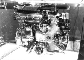 Peugeot 204 (1967) - rechtwinklig zur Wagenachse angeordneter Vierzylinder für optimale Raumausnutzung - Genfer Autosalon 1967