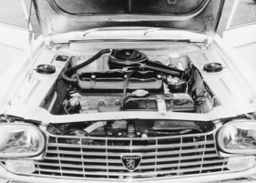 Peugeot 204 (1967) – um 20° nach vorn geneigter Motor. Der Kühler empfiehlt Esso-Produkte