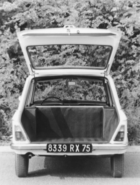 Peugeot 204 Break Grand Luxe (1966) – Grosse Ladeluke mit weit öffnender Klappe und niedriger Ladekante. Neben dem Auspuff zu erahnen: der Haltekorb des Reserverades