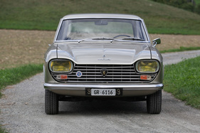 Peugeot 204 Coupé (1968) - Breitbandscheinwerfer und darunter liegende Blinker kennzeichnen die 204-er-Variante des Coupés