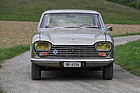 Peugeot 204 Coupé (1968) - Breitbandscheinwerfer und darunter liegende Blinker kennzeichnen die 204-er-Variante des Coupés