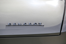 Peugeot 204 Coupé (1968) - der Peugeot-Schriftzug am Heck (1968)