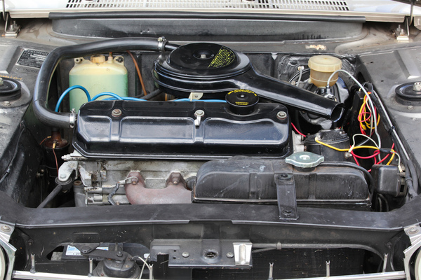 Peugeot 204 Coupé (1968) - der querliegende Vierzylindermotor mit dem Wasserkühler davor