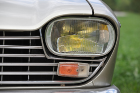 Peugeot 204 Coupé (1968) - filigrane Scheinwerfer und Blinkerleuchten
