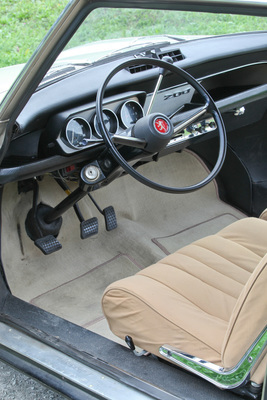 Peugeot 204 Coupé (1968) - helle Teppiche und Velourspolster im Coupé