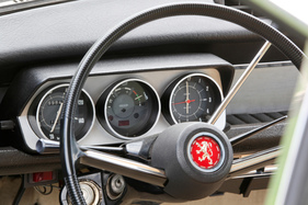 Peugeot 204 Coupé (1968) - komplette Instrumentierung mit Rundinstrumenten