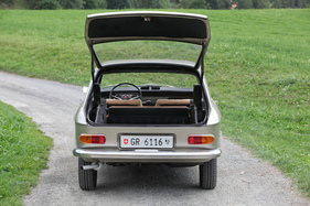 Peugeot 204 Coupé (1968) - kräftige Stützen halten die Klappe oben