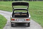 Peugeot 204 Coupé (1968) - kräftige Stützen halten die Klappe oben