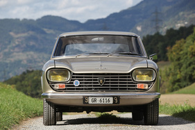 Peugeot 204 Coupé (1968) - steht stämmig auf seinen 135-14-Reifen Peugeot 204 Coupé (1968) - steht stämmig auf seinen 135-14-Reifen