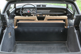 Peugeot 204 Coupé (1968) - wandelbarer Innenraum, hier mit umgeklappten Rücksitzen