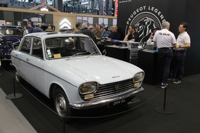 Peugeot 204 GL (1966) - als Limousine auf dem Peugeot-Stand - Rétromobile Paris 2020 (1966)