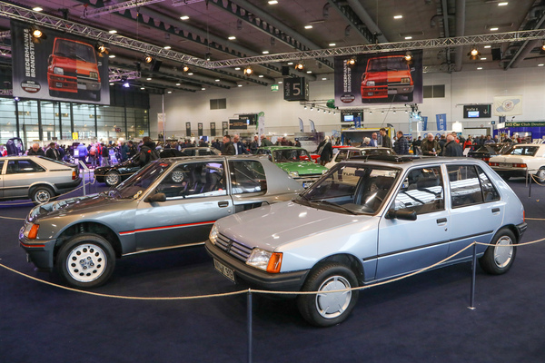 Peugeot 205 (1985) - neben dem Peugeot 205 T16 Gruppe B Evo-Fahrzeug - Sonderschau "Biedermann und Brandstifter" - Bremen Classic Motorshow 2023