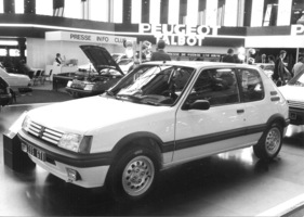 Peugeot 205 GTI - 105 PS und neuer Konkurrent in der GTI-Klasse - am Genfer Automobilsalon 1984