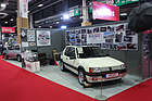 Peugeot 205 GTI (1986) - auf dem Clubstand, im Hintergrund die Konkurrenz von Volkswagen - Rétromobile Paris 2020