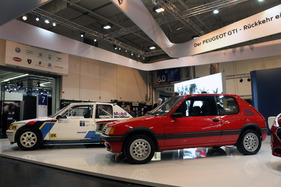 Peugeot 205 GTI (1986) - vor seinem Rallye-Bruder T16 - auf dem Stand von Peugeot (Techno Classica 2013) (1986)